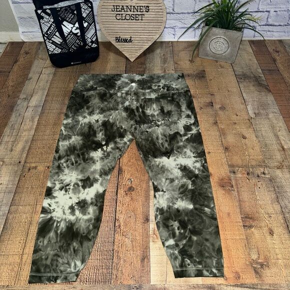 Lululemon Align Pant 25" *Diamond Dye
Light Sage Army Green Dark Olive size 20 - Picture 10 of 12